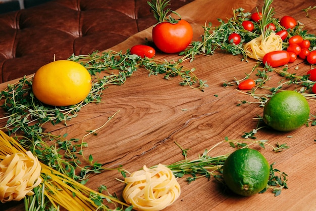 Składniki na blacie: warzywa i zioła