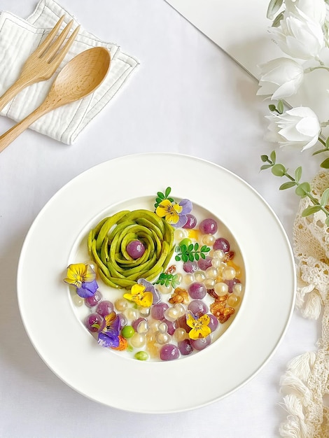 Kolacja przy świecach — talerz z kolorowym daniem