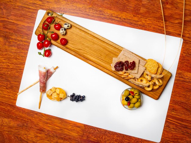 Deska serwująca z potrawami